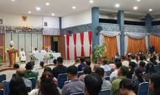 Bupati Sintang Gelar Misa Kenangan 1 Tahun Wafatnya Ibunda Yohana Rumpa