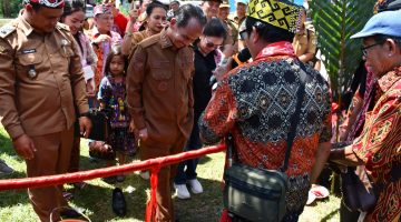 Bupati Sintang Buka Gawai Dayak Nasrani I Paroki Santo Mikhael Tanjung Baung, Ajak Masyarakat Rawat Iman dan Budaya