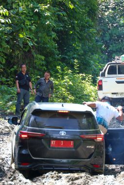 Tinjau Jalan Perbatasan Kaltara–Kaltim, Wagub Ingkong Dorong Percepatan Perbaikan Infrastruktur